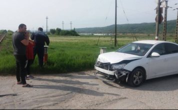 Video! Mașină spulberată de tren în Argeș!