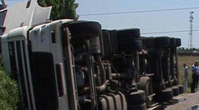 Tir cu banane, răsturnat la Valea Ursului. DN7 blocat
